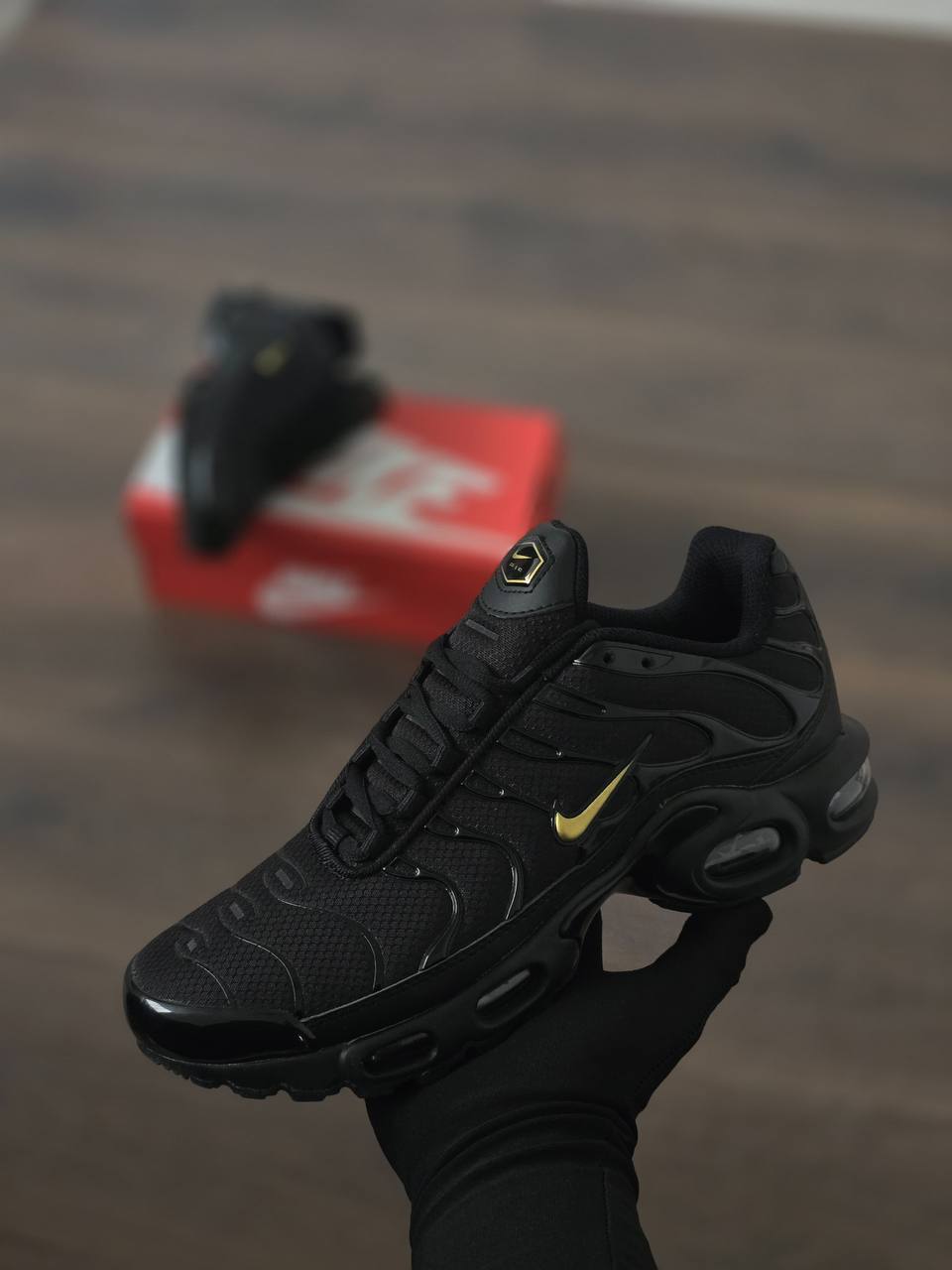 ZAPATILLAS NIKE AIR TUNNED NEGRO/DORADO